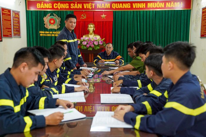 Trung tá Bùi Duy Toàn giao ban cùng đồng đội tại đơn vị. Ảnh: Bảo Hân