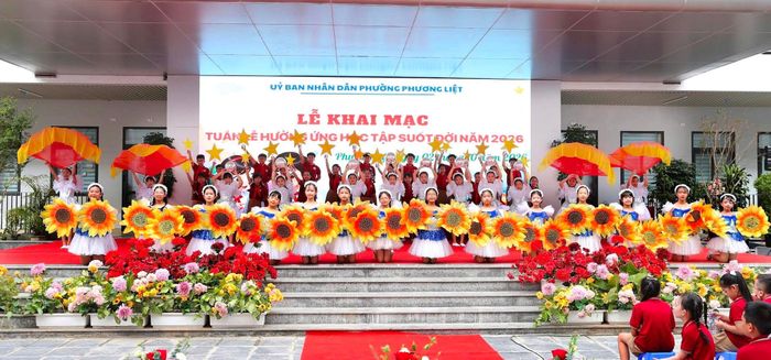 Tiết mục văn nghệ đặc sắc tại chương trình. Ảnh: PL