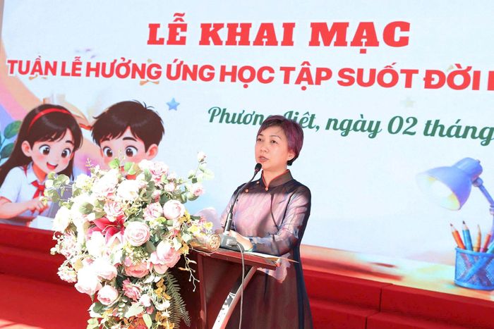 Phó Chủ tịch UBND phường Phương Liệt Ngô Minh Hồng phát biểu tại lễ khai mạc. Ảnh: PL