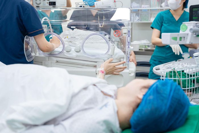 Bé trai đầu tiên chào đời theo phương pháp sinh thường. Ảnh: Bệnh viện cung cấp