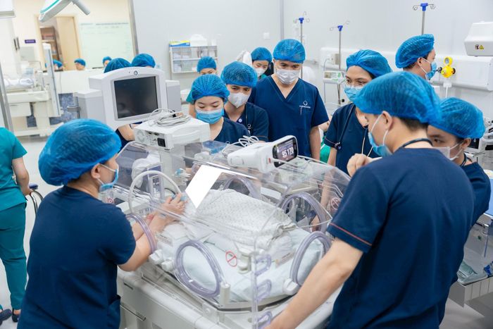 Bé được chăm sóc trong lồng kính ngay sau khi chào đời. Ảnh: Bệnh viện cung cấp
