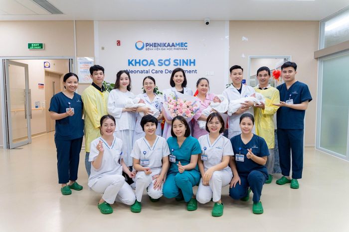 Sự phát triển khỏe mạnh của 3 trẻ là niềm hạnh phúc không chỉ của gia đình mà cả y bác sĩ. Ảnh: Bệnh viện cung cấp