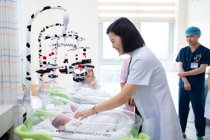TS.BS Nguyễn Thị Sim - Giám đốc Trung tâm Y học Bào thai PhenikaaMec khám cho các trẻ sau sinh. Ảnh: Bệnh viện cung cấp