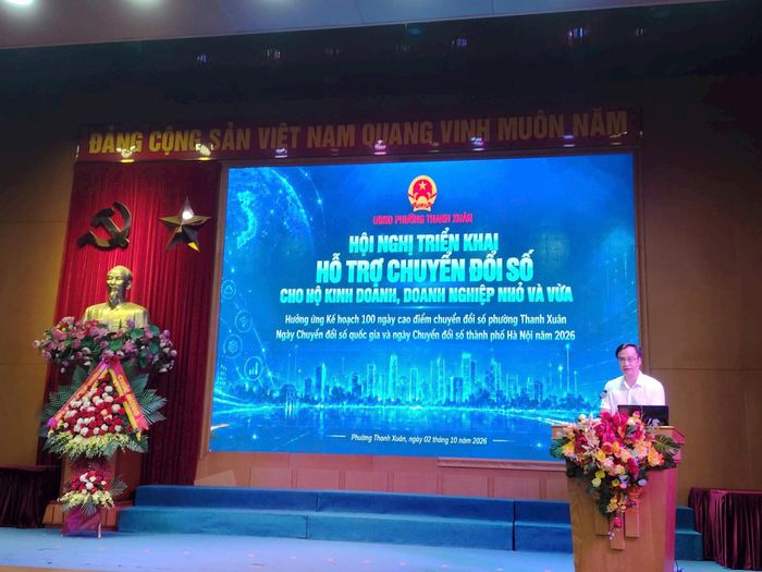 Phó Chủ tịch UBND phường Thanh Xuân Nguyễn Hồng Quân phát biểu tại hội nghị hỗ trợ chuyển đổi số cho hộ kinh doanh, doanh nghiệp nhỏ và vừa trên địa bàn. Ảnh: PV