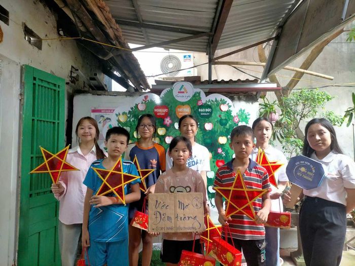 Chị Nguyễn Thị Thanh Nhàn (ngoài cùng bên phải) tham gia tặng quà cho trẻ em nhân dịp Tết Trung thu. Ảnh: Nhân vật cung cấp