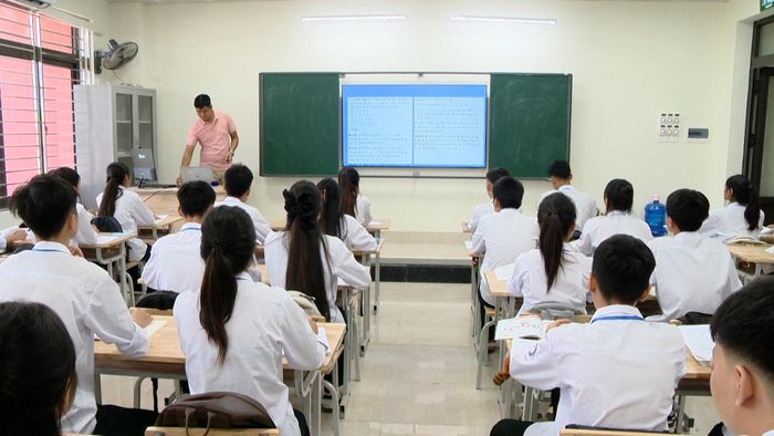76 học sinh lớp 10 - khóa THPT đầu tiên của xã đảo Minh Châu học tập ổn định ngay tại địa phương. Ảnh: PV