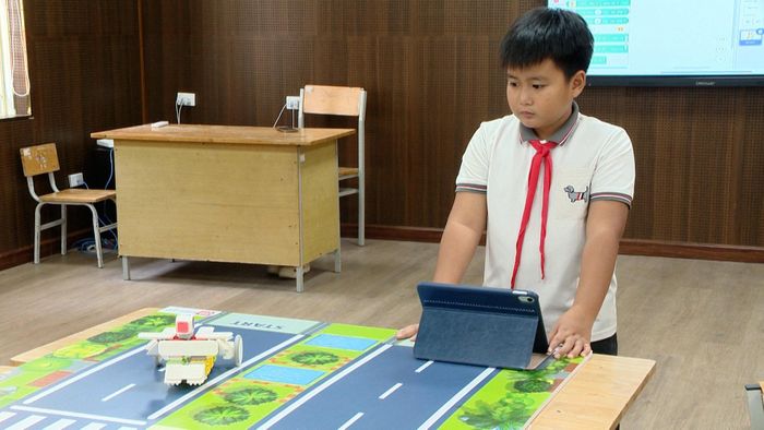 Học sinh thao tác qua màn hình thông minh tại phòng học STEM. Ảnh: PV