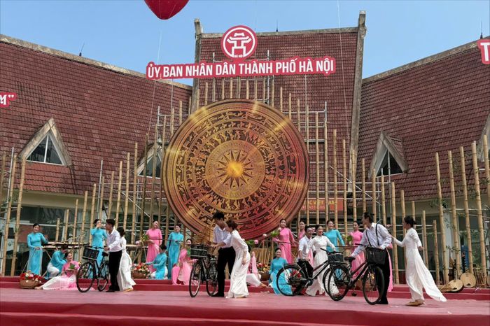 Chương trình gồm nhiều tiết mục nghệ thuật về Hà Nội. Ảnh: HL