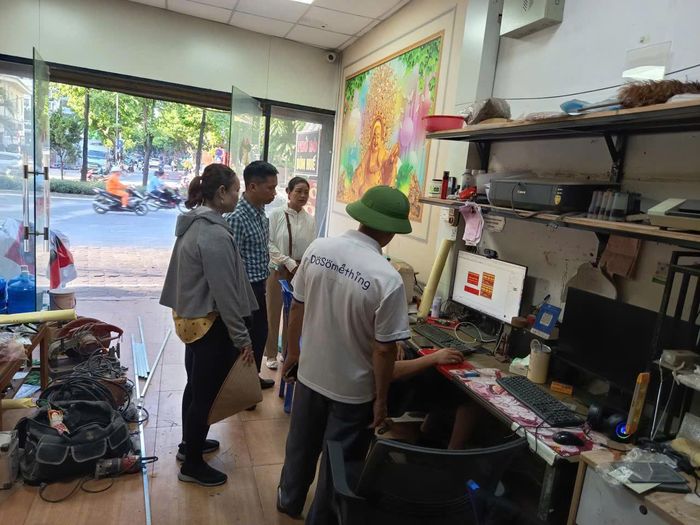 Trước ngày cưỡng chế, lực lượng chức năng phường đã đến các hộ gia đình tuyên truyền, vận động. Ảnh: Lam Dương