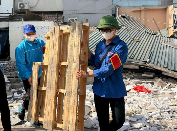 Lực lượng chức năng thực hiện công tác cưỡng chế đúng quy trình, thủ tục pháp luật. Ảnh: Lam Dương
