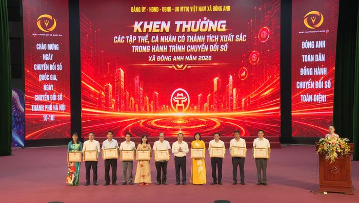 Tại chương trình, xã Đông Anh khen thưởng 10 tập thể và 10 cá nhân có thành tích xuất sắc trong thực hiện các nhiệm vụ chuyển đổi số năm 2026. Ảnh: Mai Khôi