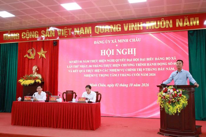 Bí thư Đảng ủy, Chủ tịch HĐND xã Nguyễn Đức Tiến phát biểu tại hội nghị. Ảnh: PV