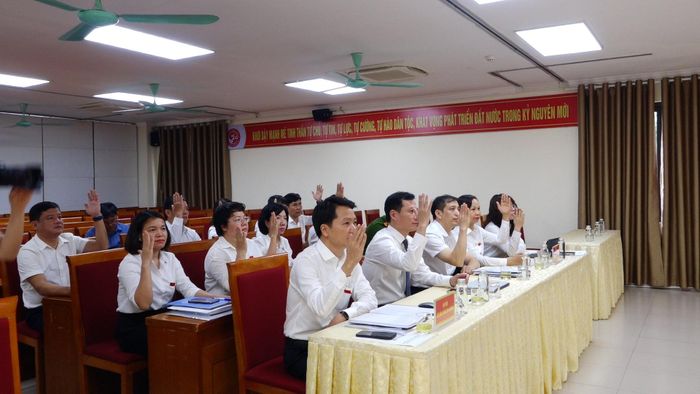 Các đại biểu HĐND phường Dương Nội biểu quyết thông qua các nội dung quan trọng tại kỳ họp. Ảnh: Đỗ Duẩn