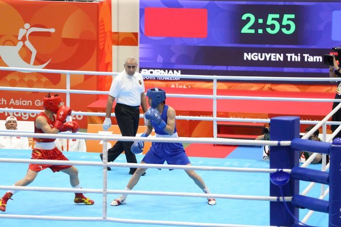 Võ sĩ Nguyễn Thị Tâm (áo xanh) có màn trình diễn chấp nhận được trong trận chung kết ASIAD 20. Ảnh: Bùi Lượng.