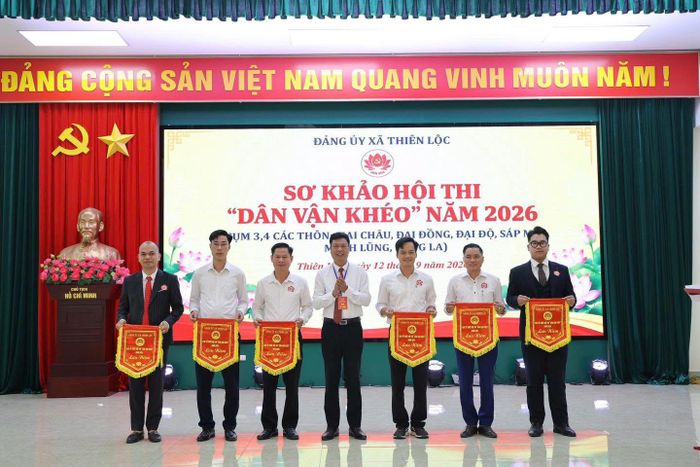 Lãnh đạo xã Thiên Lộc trao Cờ lưu niệm cho các đội thi vòng Sơ khảo. Ảnh: PV
