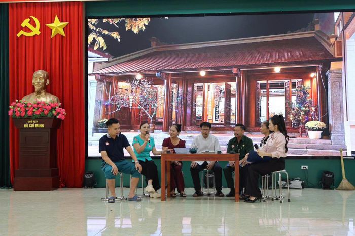 Các đội tập trung khai thác chính những tình huống "nóng" đã và đang diễn ra tại địa phương đưa vào phần thi sân khấu hoá. Ảnh: PV
