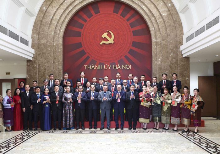 Phó Bí thư Thành ủy Hà Nội Nguyễn Văn Phong chụp ảnh lưu niệm cùng đoàn cán bộ Thủ đô Viêng Chăn (Lào). Ảnh: Thanh Hải