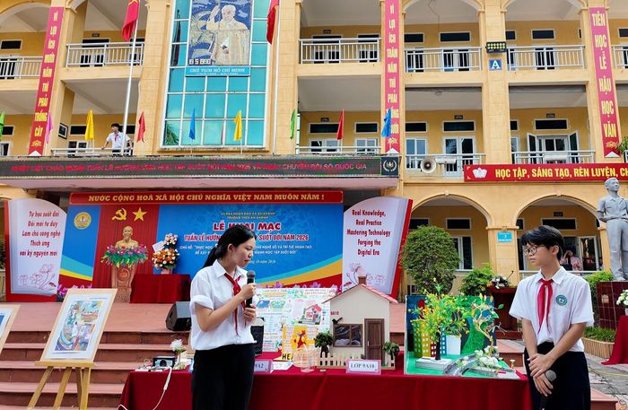 Học sinh Trường THCS An Khánh giới thiệu mô hình STEM. Ảnh: Huyền Phương