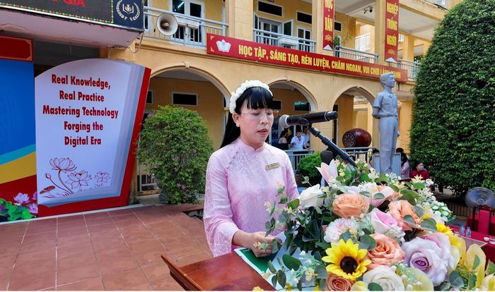 Bà Nguyễn Thị Huyền, Hiệu trưởng Trường THCS An Khánh phát biểu tại chương trình. Ảnh: Huyền Phương