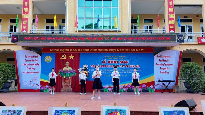 Các em học sinh biểu diễn văn nghệ tại chương trình. Ảnh: Huyền Phương