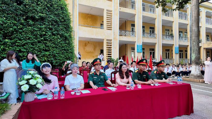 Phó Chủ tịch UBND xã An Khánh Bùi Thu Hương cùng các đại biểu dự chương trình. Ảnh: Huyền Phương