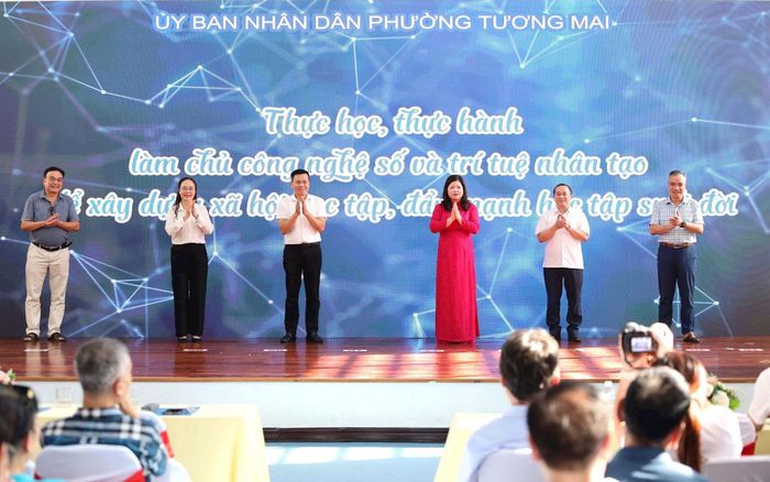 Các đại biểu thực hiện nghi thức hưởng ứng Tuần lễ. Ảnh: Hoa Thành