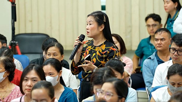 Chủ doanh nghiệp, hộ kinh doanh đưa ra câu hỏi tới đại diện VNPT và Ngân hàng BIDV. Ảnh: Phạm Mạnh