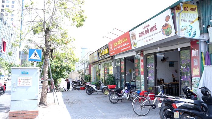 Phường Láng xây dựng tuyến phố Huỳnh Thúc Kháng an toàn thực phẩm có kiểm soát, thanh toán không dùng tiền mặt và hạn chế rác thải nhựa. Ảnh: Phạm Mạnh