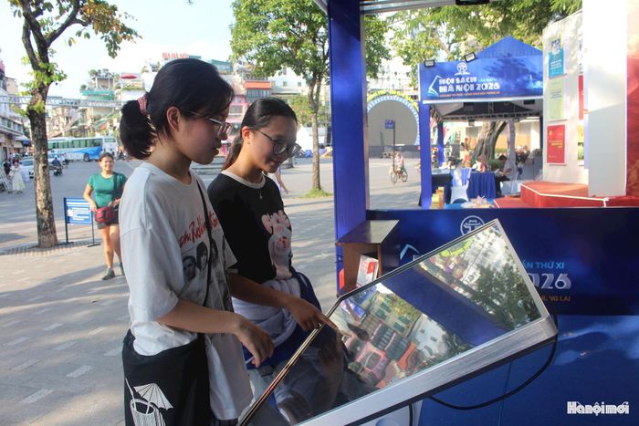 Không gian “Sách mở tri thức - Công nghệ dẫn tương lai” đưa độc giả bước vào thế giới số với các nền tảng sách điện tử tiện ích, mở ra thói quen tiếp nhận tri thức đa nền tảng.