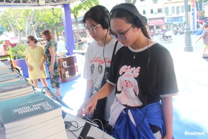 Bạn Cao Huệ Văn (áo trắng), sinh viên Trường Khoa học liên ngành và Nghệ thuật (Đại học Quốc gia Hà Nội) chia sẻ ấn tượng về Hội Sách Hà Nội lần thứ XI với quy mô lớn, nhiều đầu sách mới mẻ, cách tiếp cận gần gũi với đông đảo độc giả.