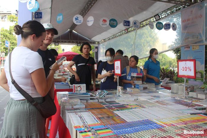 Chị Lê Thúy Hà, đại diện Nhà Xuất bản Kim Đồng, cho biết không khí Hội Sách Hà Nội năm nay sôi động ngay từ những ngày đầu, lượng du khách và độc giả đến tham quan đông. Theo chị, việc tổ chức tại không gian phố đi bộ hồ Hoàn Kiếm, thời gian hội sách kéo dài 4 ngày so với mọi năm tạo thuận lợi để người dân, du khách kết hợp tham quan, vui chơi và trải nghiệm các hoạt động của hội sách.