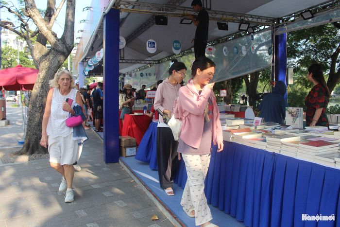 Quy tụ 31 đơn vị xuất bản và phát hành, hội sách mang đến hệ sinh thái sách phong phú từ văn học, lịch sử đến các xuất bản phẩm về khoa học công nghệ, trí tuệ nhân tạo, đáp ứng nhu cầu học tập và khám phá đa dạng của bạn đọc.
