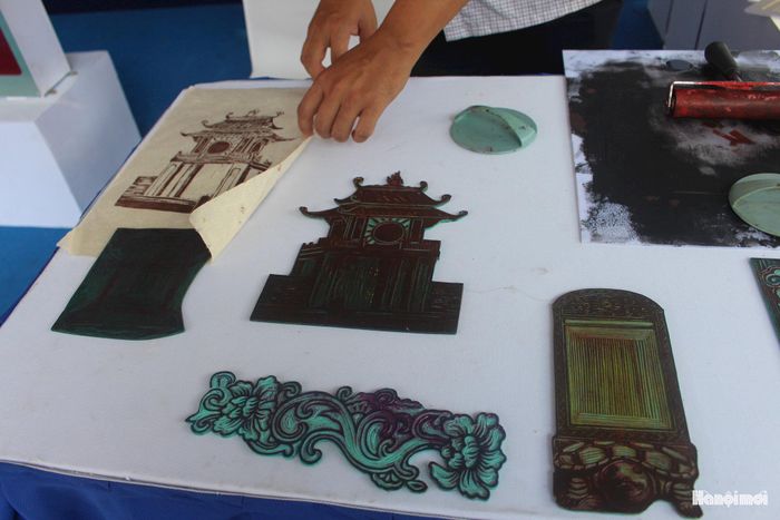 Hội Sách Hà Nội lần thứ XI còn mang đến nhiều trải nghiệm văn hóa như viết thư pháp, in rập họa tiết bia Tiến sĩ, tìm hiểu các hiện vật độc bản… Đặc biệt, sau khi tham gia trải nghiệm, độc giả có thể mang những trang thư pháp do chính mình thực hiện về làm kỷ niệm.