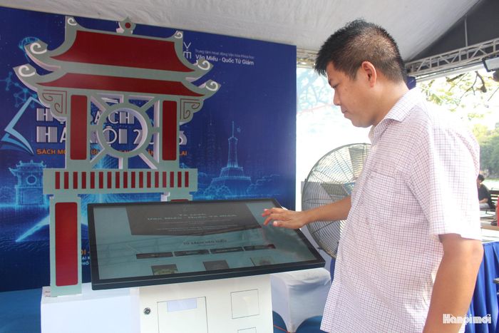 Theo đại diện Trung tâm Khoa học Văn Miếu - Quốc Tử Giám, bên cạnh hoạt động tham quan sách, du khách còn giới thiệu tư liệu về Quốc Tử Giám - trường Quốc học đầu tiên của Việt Nam trên nền tảng số.