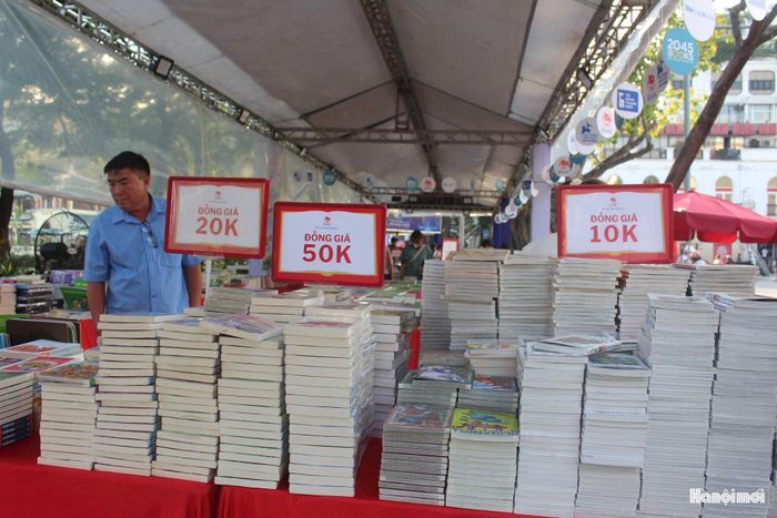 Tham dự Hội Sách Hà Nội lần thứ XI, Nhà Xuất bản Kim Đồng mang đến hàng trăm đầu sách thiếu nhi, sách tiếng Anh cùng nhiều chương trình ưu đãi, trong đó có các gian hàng đồng giá từ 10.000 - 50.000 đồng.