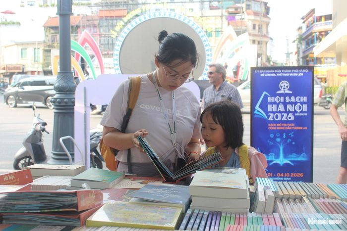 Nhiều độc giả trẻ tìm đến Hội Sách Hà Nội lần thứ XI để khám phá những đầu sách mới và trải nghiệm các hoạt động văn hóa, công nghệ.