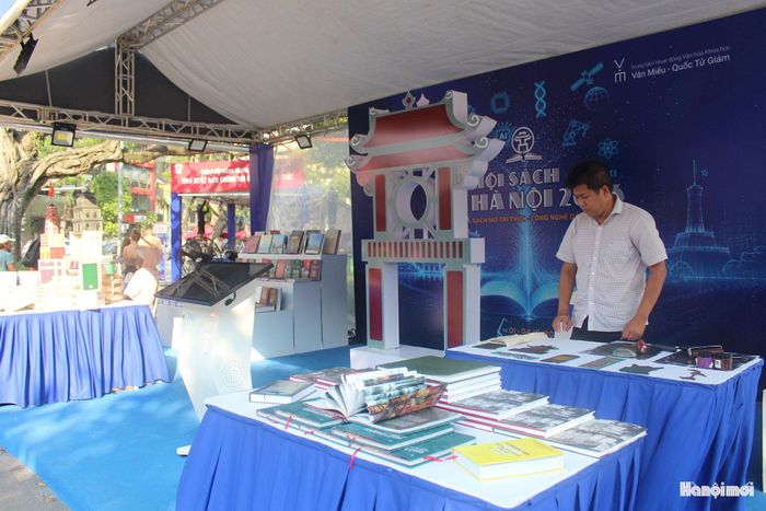 Diễn ra từ ngày 1-10 đến 4-10 tại không gian phố đi bộ hồ Hoàn Kiếm, phố Lê Thái Tổ, điểm nhấn tại không gian “Văn hiến Thăng Long - Hà Nội” giới thiệu hàng trăm ấn phẩm giá trị, các ấn phẩm thuộc Tủ sách “Thăng Long ngàn năm văn hiến”, “Tủ sách điện tử Văn Miếu - Quốc Tử Giám”, giúp bạn đọc ngược dòng lịch sử tìm hiểu về truyền thống hiếu học và các danh nhân khoa bảng Thủ đô.