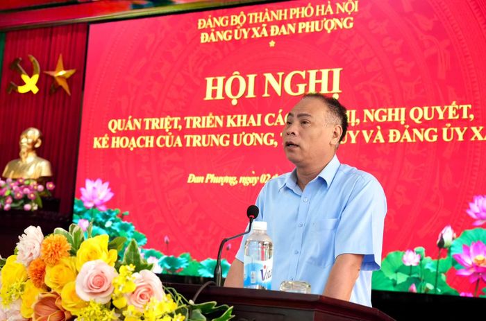 Bí thư Đảng ủy, Chủ tịch HĐND xã Đan Phượng Nguyễn Gia Hiển phát biểu tại hội nghị. Ảnh: Ngân Nguyễn