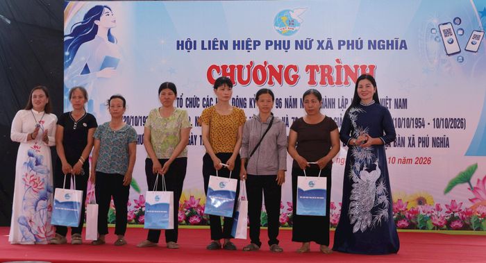 Lãnh đạo Hội Liên hiệp phụ nữ xã Phú Nghĩa tặng quà hội viên trên địa bàn. Ảnh: Kim Nhuệ