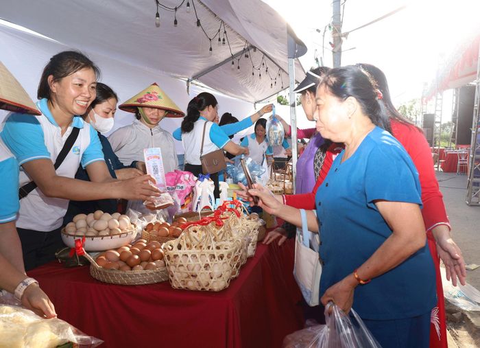 Phiên chợ bán hàng không dùng tiền mặt ở xã Phú Nghĩa thu hút đông đảo hội viên phụ nữ và người dân. Ảnh: Kim Nhuệ