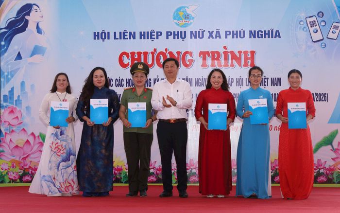 Phó Bí thư Thường trực Đảng ủy xã Phú Nghĩa Nguyễn Hợp Tiến trao quyết định thành lập 5 Chi hội phụ nữ số và 1 Tổ phụ nữ kinh doanh số. Ảnh: Kim Nhuệ