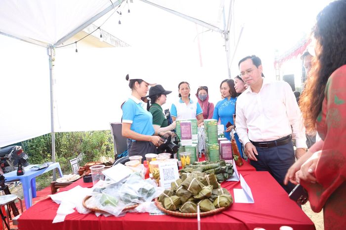 Lãnh đạo Hội Liên hiệp phụ nữ Hà Nội và xã Phú Nghĩa tham quan gian hàng không dùng tiền mặt. Ảnh: Kim Nhuệ