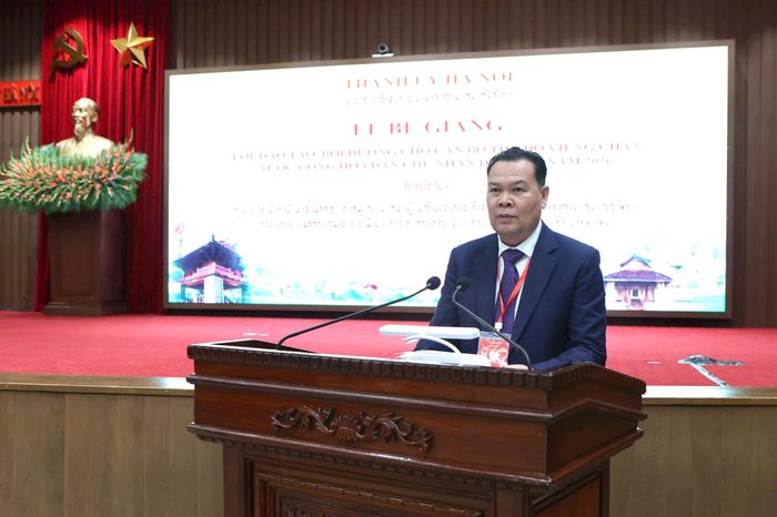 Đồng chí Phouthone Keodouangmany phát biểu tại lễ bế giảng. Ảnh: Thanh Hải