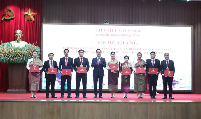 Trưởng ban Tổ chức Thành uỷ Hà Nội Vũ Đăng Định trao Giấy chứng nhận cho các học viên. Ảnh: Thanh Hải