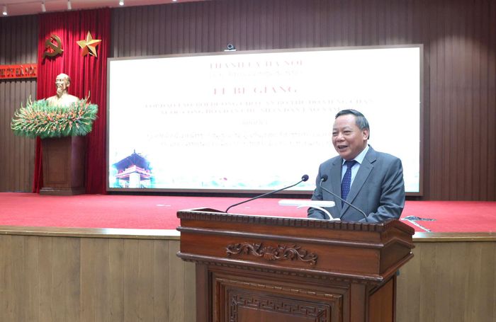 Phó Bí thư Thành ủy Hà Nội Nguyễn Văn Phong phát biểu tại lễ bế giảng. Ảnh: Thanh Hải
