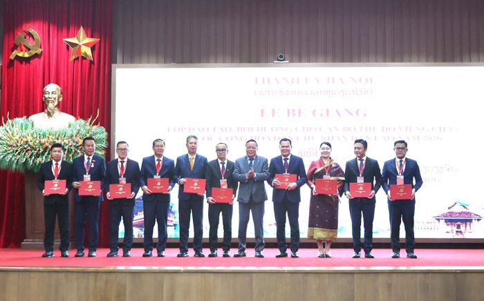 Phó Bí thư Thành ủy Hà Nội Nguyễn Văn Phong, Trưởng ban Chỉ đạo lớp học trao Giấy chứng nhận cho các học viên. Ảnh: Thanh Hải