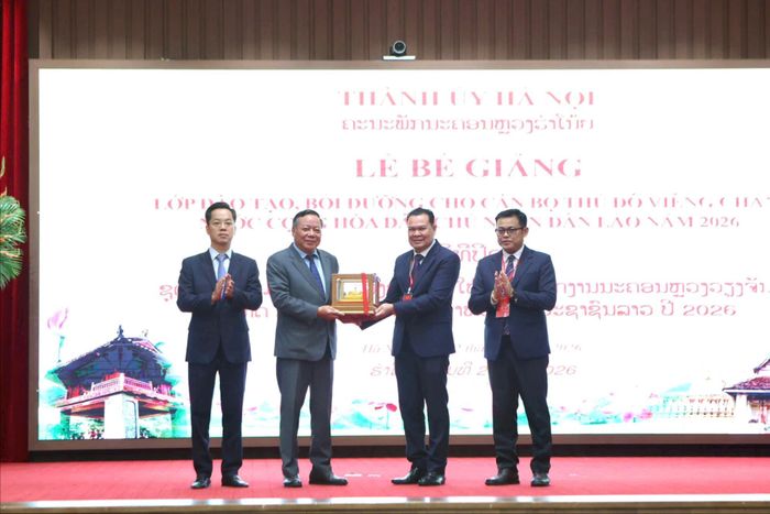 Đại diện Đoàn cán bộ Thủ đô Viêng Chăn tặng quà lưu niệm cho lãnh đạo thành phố Hà Nội. Ảnh: Thanh Hải