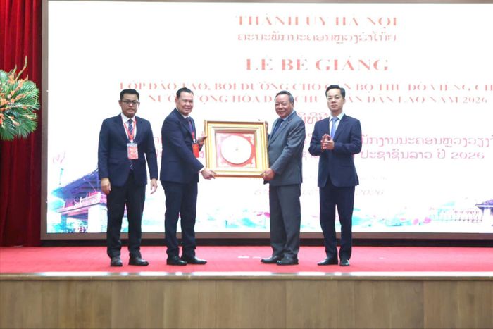 Phó Bí thư Thành ủy Hà Nội Nguyễn Văn Phong tặng quà lưu niệm cho đại diện Đoàn cán bộ Thủ đô Viêng Chăn. Ảnh: Thanh Hải