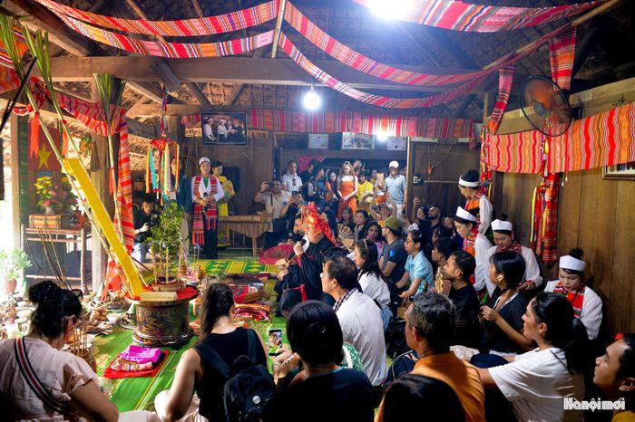 Tại không gian nhà sàn truyền thống, các đại biểu dành thời gian tìm hiểu kiến trúc nhà ở, phong tục tập quán, bộ lịch Mường cổ truyền và cây Pồn pông. Bên cạnh đó, đoàn khách còn được dõi theo nghi lễ đón vía tốt, vía lành - một sinh hoạt tín ngưỡng dân gian chứa đựng ước vọng về sự may mắn, bình an và sức khỏe cho cộng đồng.