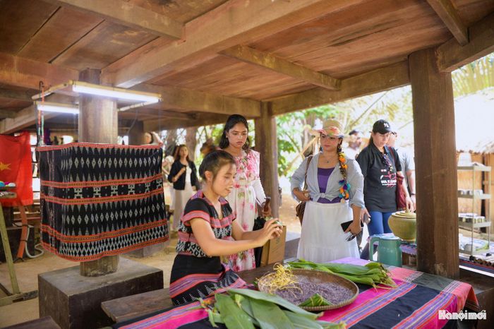 Chuyển sang không gian văn hóa các dân tộc Tây Nguyên, các nghệ nhân đã giới thiệu chi tiết kỹ thuật đưa thoi, phối màu và tạo hoa văn trên khung dệt bằng gỗ.
